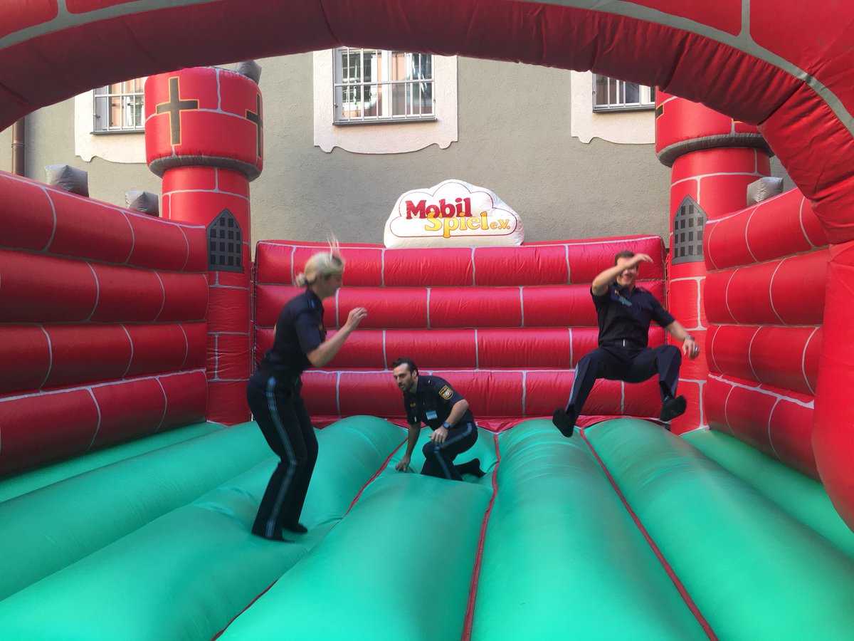 PolizeiMuenchen's tweet image. In knapp einer Stunde geht’s los. Wir machen uns schon einmal warm. #TagderoffenenTür #Läuftbeiuns 
#Ettstrasse