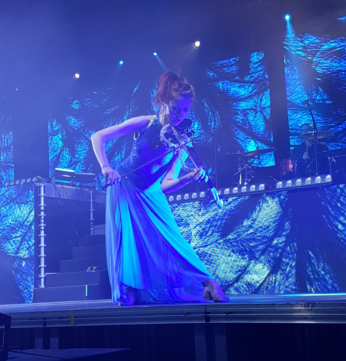 so_stirlingite's tweet photo. One of my faves ♡ btw the new music video is amazing @LindseyStirling #lindseystirling #violin #blue #tour https://t.co/afW5FqpAtL