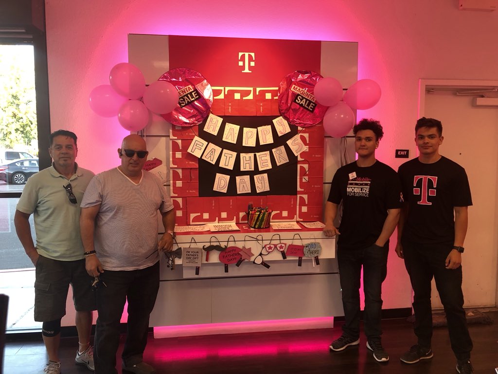 AndreaPtmobile's tweet photo. When a customer tells you he loves coming to our store because we give him great customer service and are always solving his problems, he comes all the way from SoCal! #CustomerObsessed #FathersDayWeekend @ZeekCarlos @anthonyheng82 @tommyhheng @ravveeeen https://t.co/mCeOr8DyoC