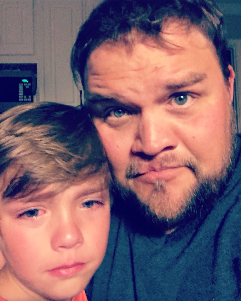 JJWeeksMusic's tweet photo. These are the nights that make it hard to get on a bus for a few days!! Judah was not happy about seeing his dad get on it tonight!! #mecrying #noooo #anyonehaveatissue https://t.co/HjNFg7gQVq