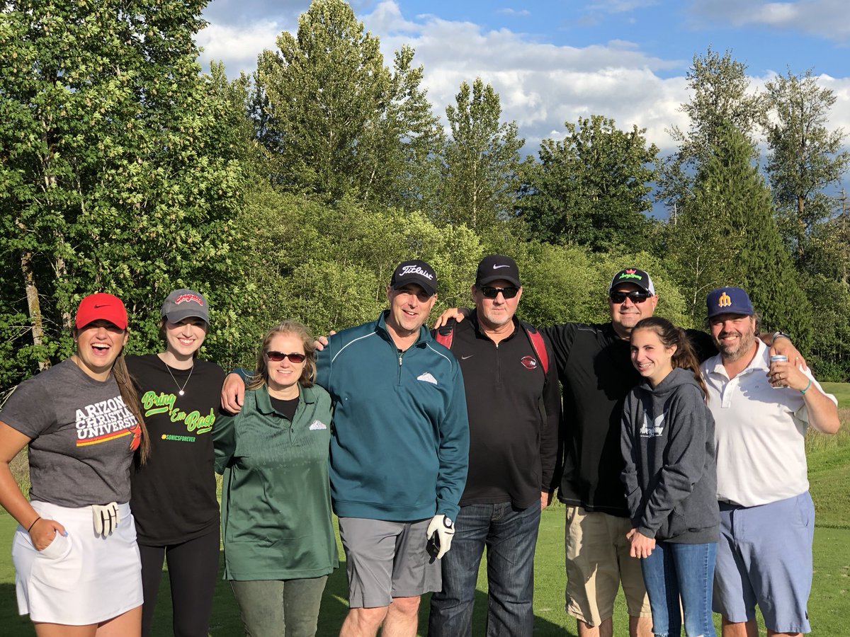 AveryStrongDIPG's tweet photo. It’s been a spectacular evening at @DruidsGlenGolf for the #mayorofmaplevalleyopen. A tremendous thanks to @IanFurnessSea for another great event, our friends at @hilinskishope and @GeorgetownBeer and to all of the golfers who came out. #AveryStrong https://t.co/MOdzVdWTCg
