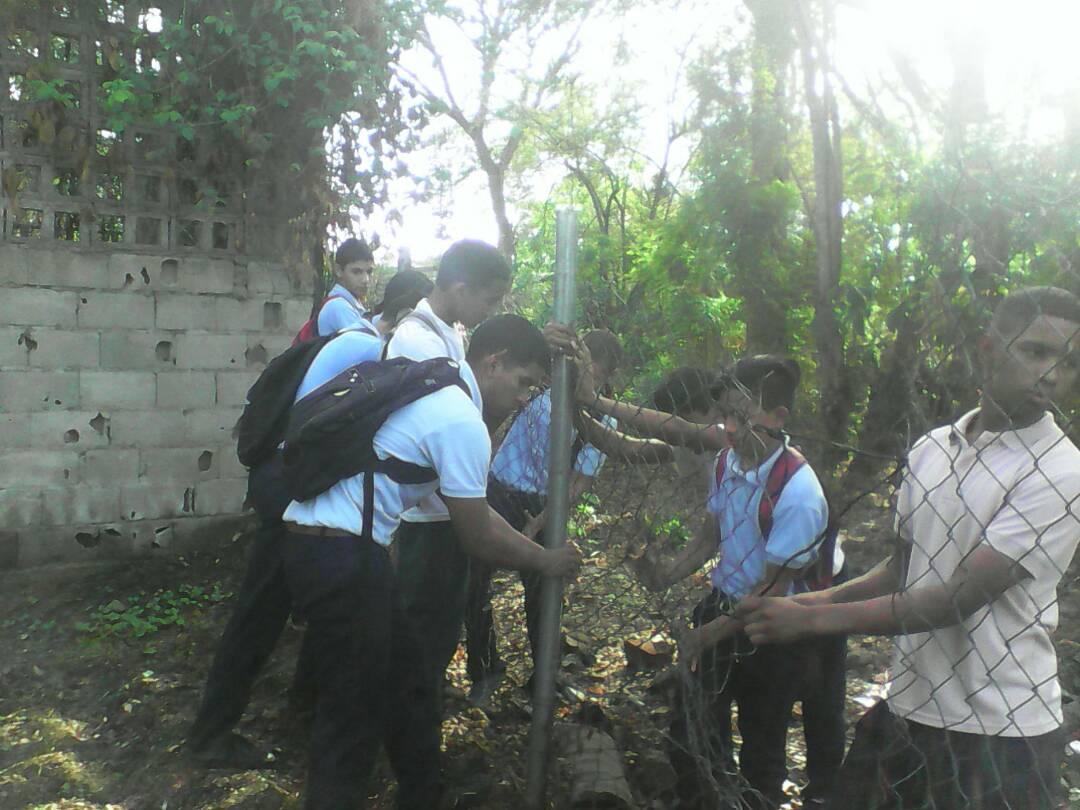 Estudiantes de U.E.C Miguel Gonzalez Contreras realizando reparación de la cerca de la institución <a href="/zoneducguarico1/">@zoneducguarico18</a>