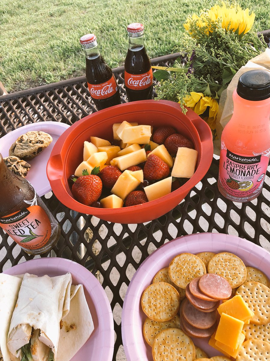 jocyebenitez's tweet photo. Picnic 🌻with my love happy 1 year and 8 months 💕 https://t.co/9IoWEQTN1o