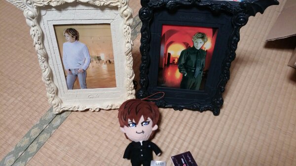 It's lil' baby Gackt with his parents, the standard placeholder photos you get with each new photo frame.