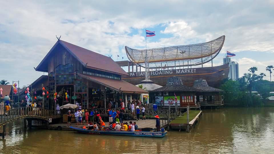 DestinationWE's tweet photo. Pattaya Floating Market was so much fun! They have it all, from fresh fruit to squid on a stick 🌍

#DestinationWE #Pattaya #Thailand https://t.co/Uy0xATCHis