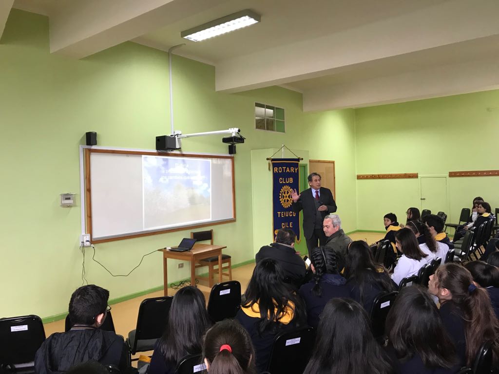 rotarytemuco's tweet photo. Seminario para líderes jóvenes de Temuco RYLA 2018. Expone Sr. René Araneda para 70 jóvenes de séptimo basico del Liceo Bicentenario.@RotaryES
@Rotary @rotary4355 @BorisSR
@Estebanhund
#rotary #ryla2018 #soyrotario #Distrito4355 #gentedeaccion #RotaryTemuco https://t.co/9Y2QVTZPQu