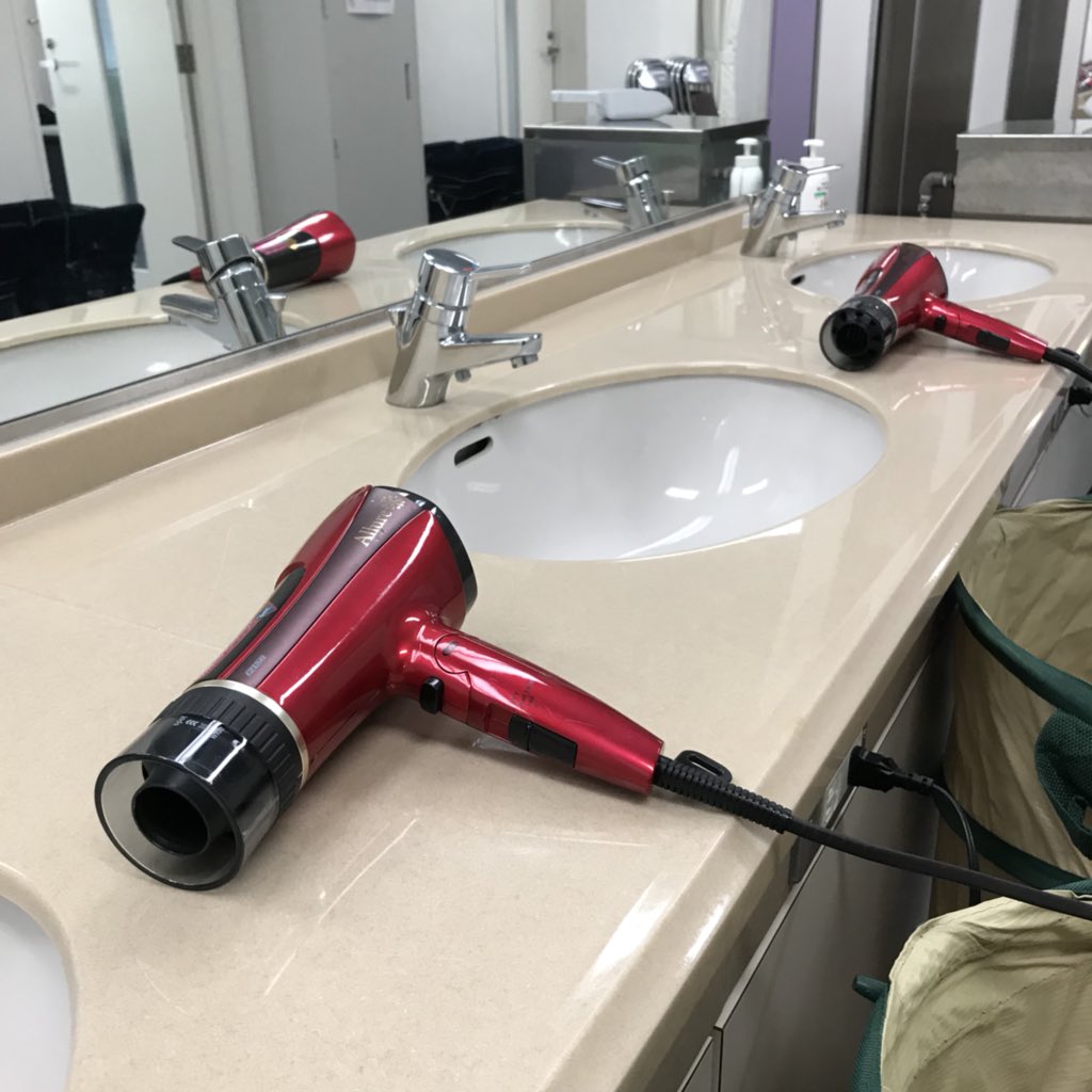 マクセルイズミ A Twitter 上のロッカールームの写真に写っているドライヤーは Allure アリューア マイナスイオンドライヤー Dr Rm77 R です 製品詳細 T Co Iq0ttspsij