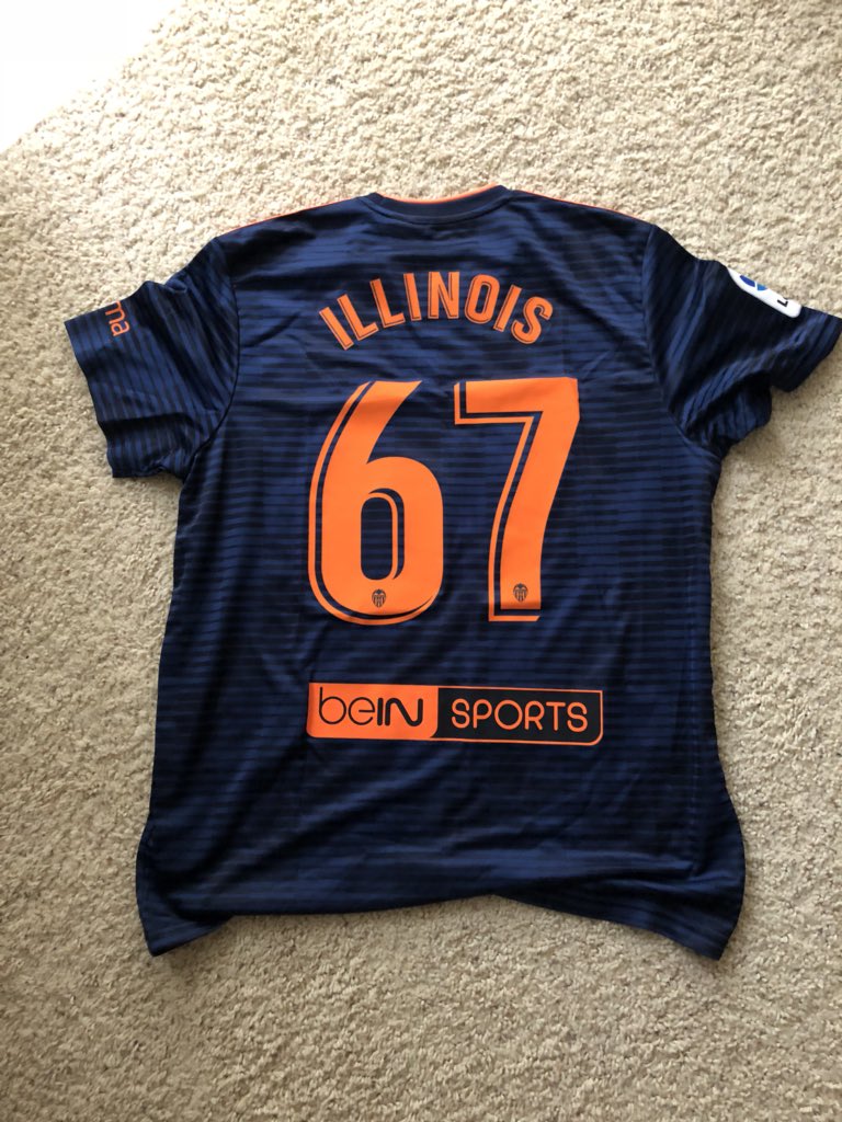 vcfUSA's tweet photo. The perfect collab @Illinois_Alma x @valenciacf . Going back to our roots for the centenario. We were founded on September 5, 2012 at the University of Illinois at Urbana-Champaign. Hail to the Orange, Hail to the Blue! Amunt! I-L-L 🔶🔷🦇🇺🇸 #vcfUSA #vcfUIUC https://t.co/BNwjDuPoqp