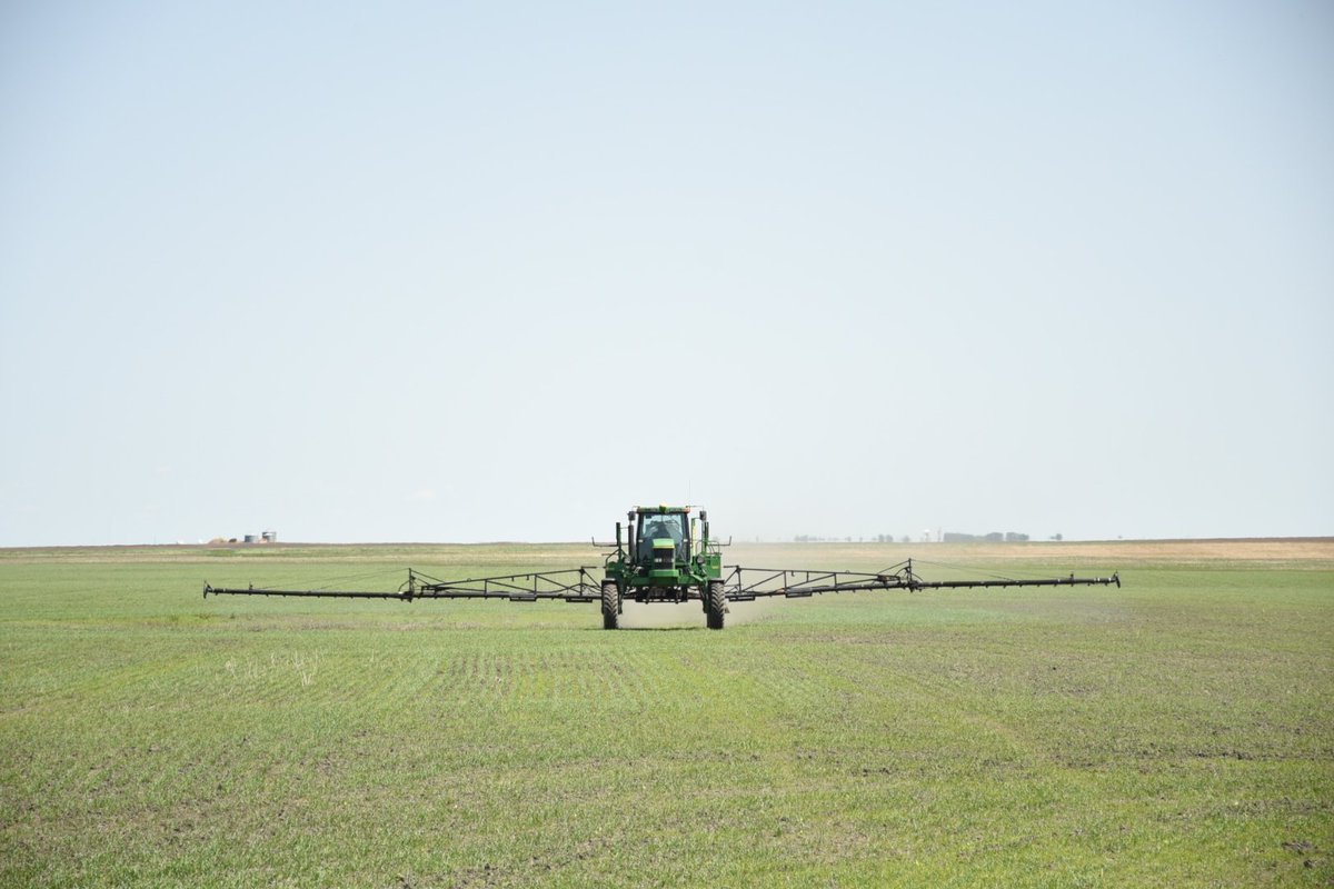 Those weeds aren't going to spray themselves! #deeresighting #JohnDeere #farm