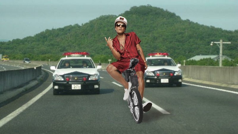 boufurafurafura's tweet photo. 間違って一輪車で高速道路に乗り込んでしまったブルーノ・マーズ https://t.co/9auWgoaldu