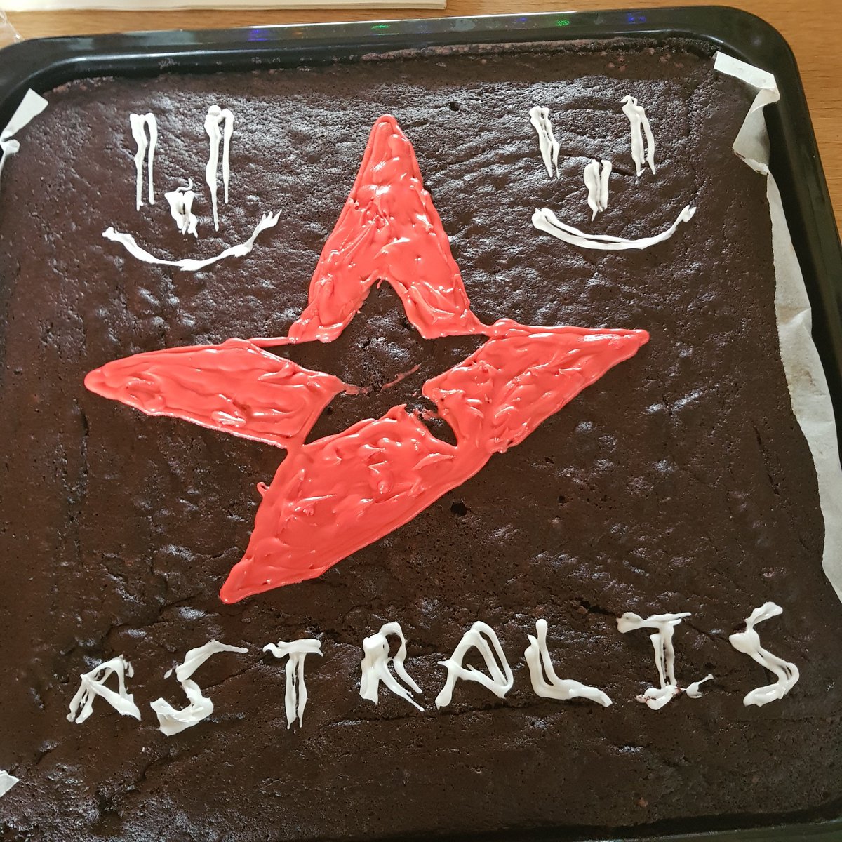 Sappy113's tweet photo. NΓ₯r datteren selv fΓ₯r lov til at pynte fΓΈdselsdagskagen. SelvfΓΈlgelig ryger @astralisgg direkte pΓ₯ π #tothecake https://t.co/AsqNnvdJgl