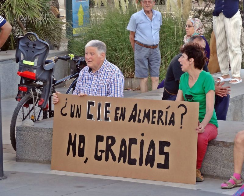 mundodenadia's tweet photo. Hoy es un #BuenSabado para firmar contra la posible apertura de un CIE en Almería, o en cualquier otro lugar del país.
#VulneracionDDHH #Ilegítimo #Ineficaz #Costoso

Porque ¡No queremos CIEs, ni nuevos ni renovados! Firma y apoya 👇
https://t.co/ntEFziPg3t https://t.co/jyQsylJVHk