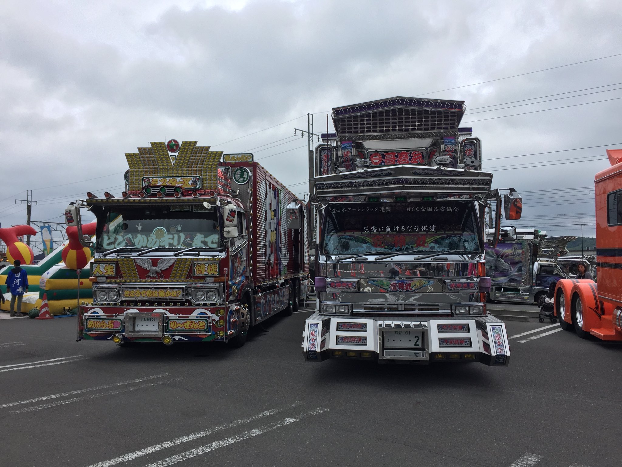 にくまん Nextしらかわ にて 思いがけない車が居てビックリ 一番星号はやはり存在感たっぷりです 今日の夕方までやってますよー お近くの方は是非行ってみて下さいね 一番星号 一番星桃次郎 トラック野郎 一番星號 デコトラ T Co