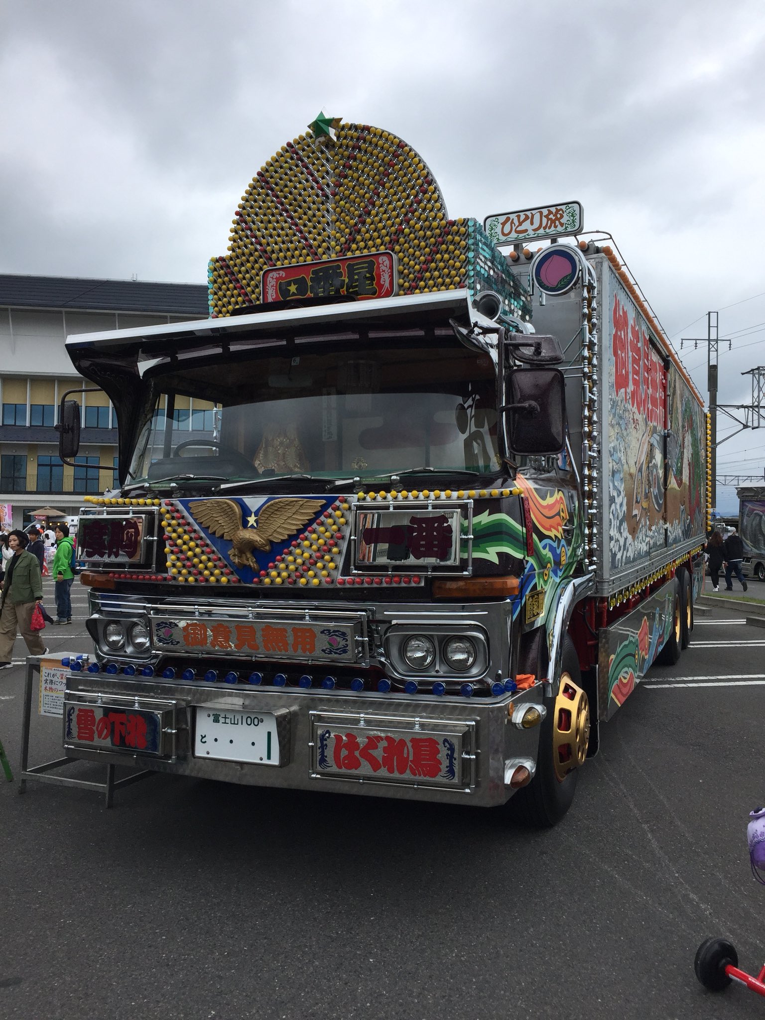 Twitter 上的 にくまん Nextしらかわ にて 思いがけない車が居てビックリ 一番星号はやはり存在感たっぷりです 今日の夕方までやってますよー お近くの方は是非行ってみて下さいね 一番星号 一番星桃次郎 トラック野郎 一番星號 デコトラ T Co