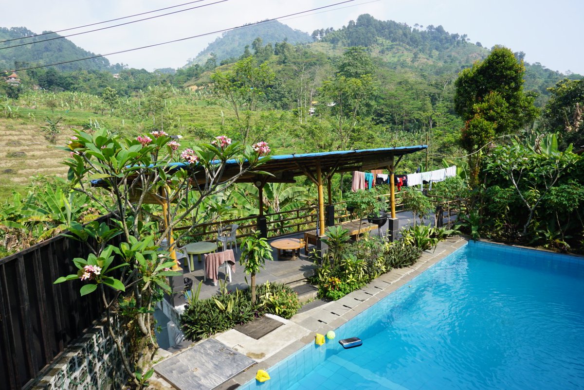 koperminipiknik's tweet photo. Eid Mubarak 🕌 Serenity from above the hill 🏞

#kopermini #travelblog #familyday #travelwithkids #villa #airbnb #bogor #hill #mountain #westjava #Indonesia https://t.co/szX7obL0wN