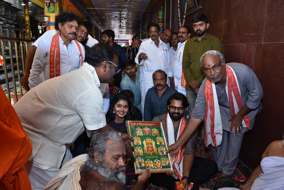 Ramana_Macha27's tweet photo. The team of #TejIloveYou takes blessings at Vijayawada Temple, before the meet and greet with fans. π
#HolyTimes #Blessings #TejIloveYouAudioSuccessMeet
@anupamahere ππ https://t.co/bHVUUHC4Fj