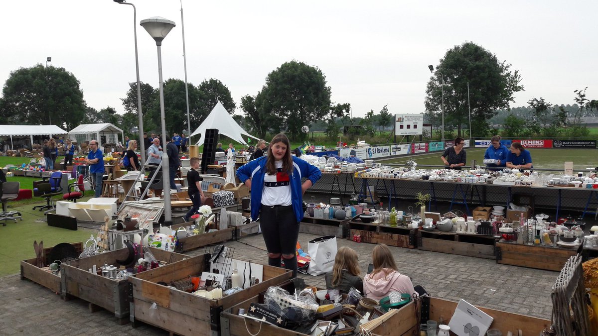 topvroomshoop's tweet image. Onze traditionele rommelmarkt en veiling staat op het punt van beginnen. Om 8.00 uur gaat het beginnen op sportpark De Bosrand aan de Flierdijk in #Vroomshoop