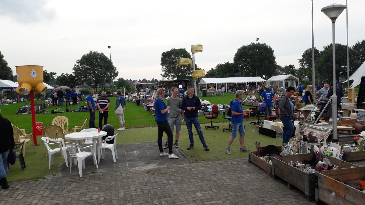topvroomshoop's tweet image. Onze traditionele rommelmarkt en veiling staat op het punt van beginnen. Om 8.00 uur gaat het beginnen op sportpark De Bosrand aan de Flierdijk in #Vroomshoop