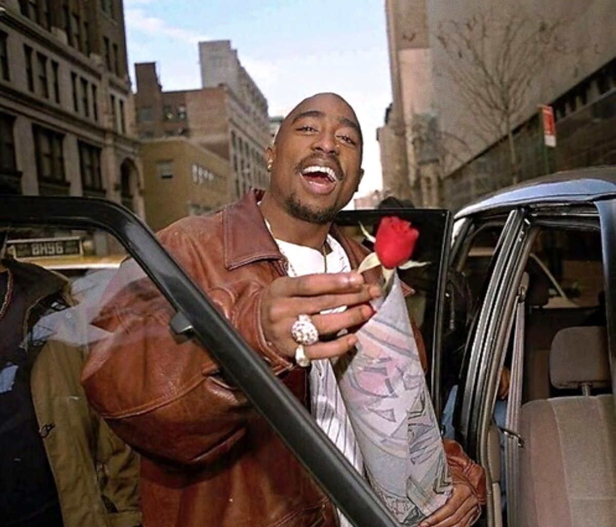 TupacShakurLC's tweet image. Happy 47th Birthday Tupac! 🌹