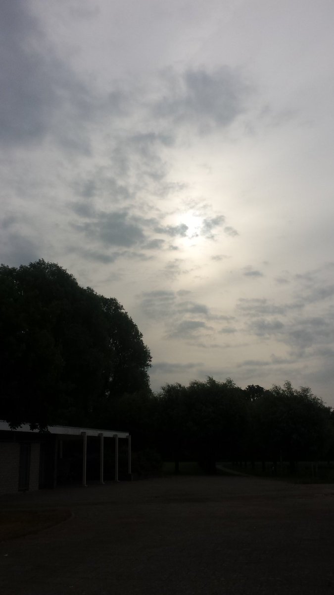 LeistraAlex's tweet photo. #GROENESTER BEACHVOLLYBALTOERNOOI HEERLIJK WEER .STRAKS VEEL SPORTERS IN HET GEBIED .HELAAS  NOG STEEDS VEEL ROTZOOI EN GROTE GATEN IN HET VELD !!  GEEN GOEDE RECLAME VOOR DIT MOOIE GEBIED https://t.co/7P6gnEtnTU