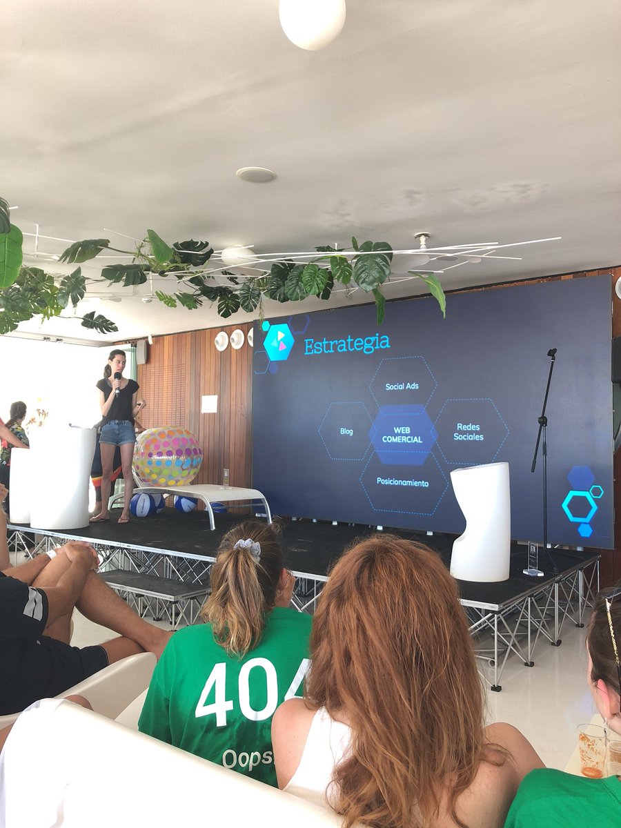 aespuelas's tweet photo. Nuestros compis de @NTICMaster exponiendo sus TFM en @seonthebeach . ¡Brutal! 
#SOB18 https://t.co/FFITH6vl6N