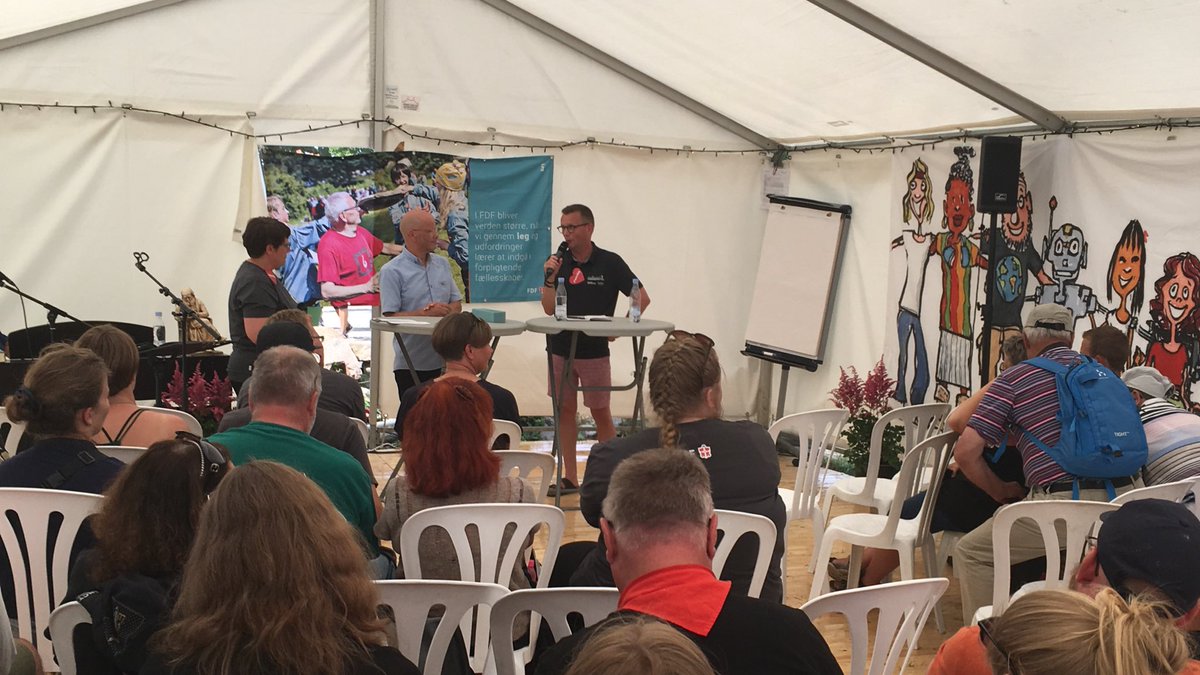 “Vigtigt at vi voksne hjælper børn og unge til at lære legen. Vi voksne skal lege med hud og hår. Vi skal gå foran,” sir Martin Gertz <a href="/skoleidraet/">Dansk Skoleidræt</a> #fmdk #dannelse #mereleg