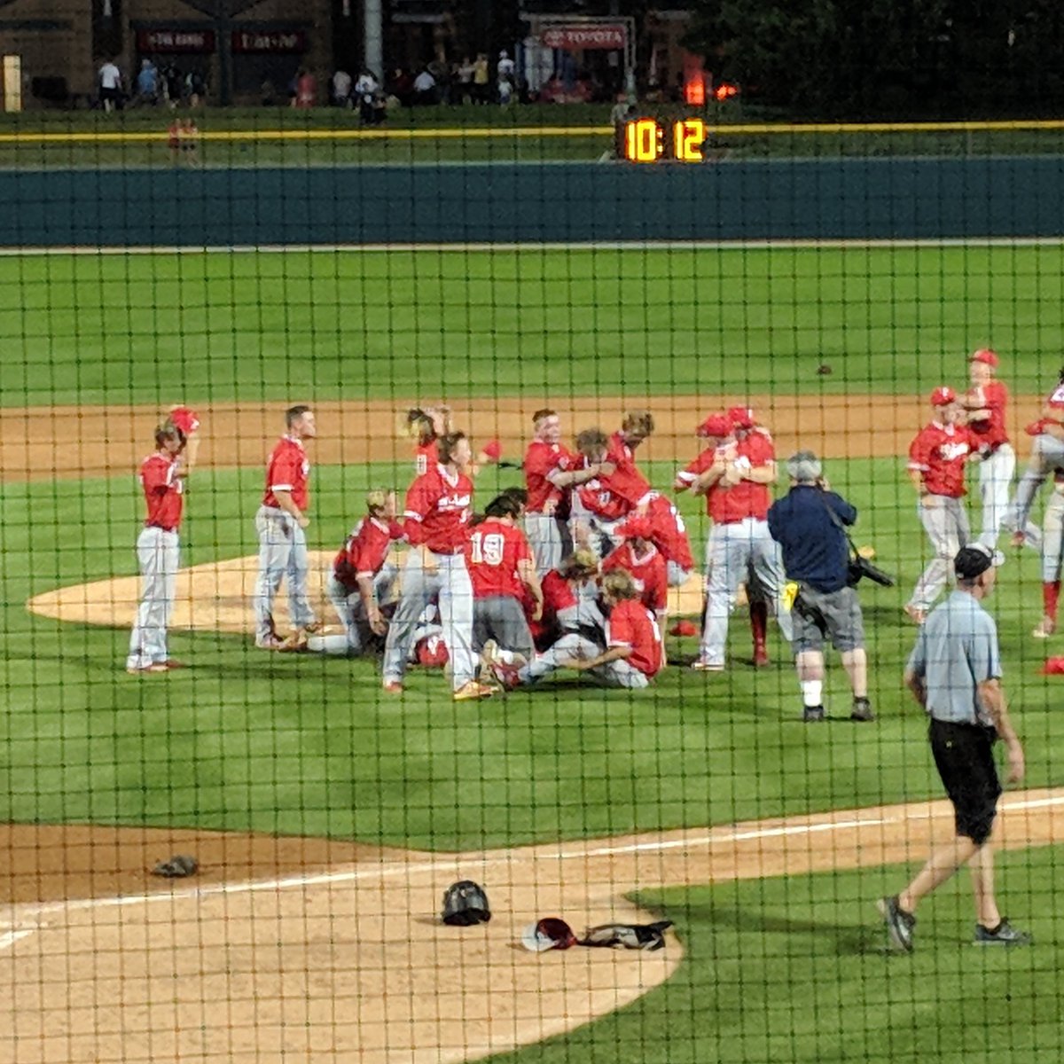 CoachPotterFHS's tweet photo. Oh what a night! If that doesn't inspire you, what will. Congrats boys! @TigerBaseball17 https://t.co/YPA1j0Wh3J