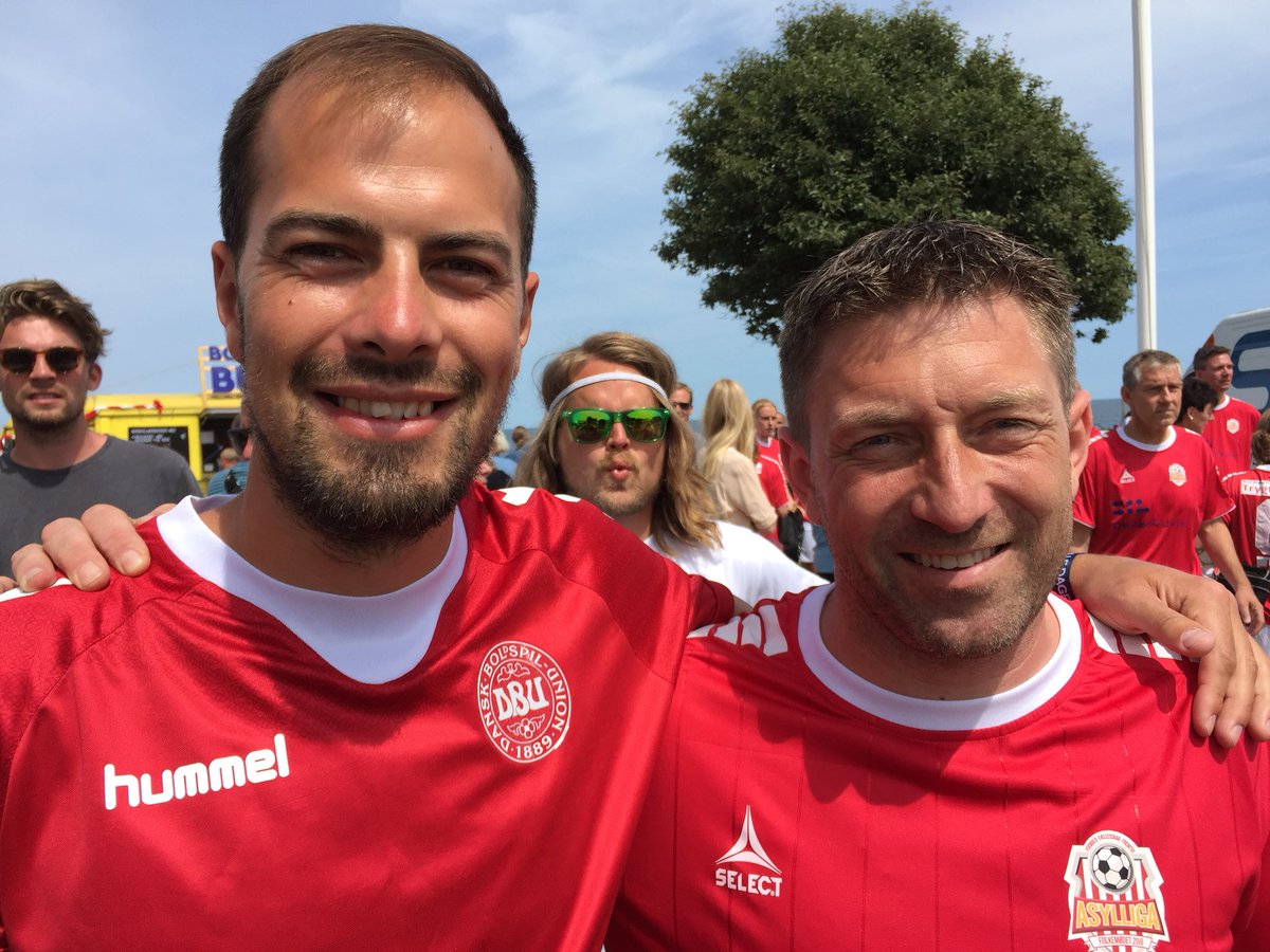 klimakris's tweet photo. Photobombede lige Søren Colding og anføreren fra @norrebroUnited #dkpol #fmdk #klimakamp https://t.co/tTYijezWBP