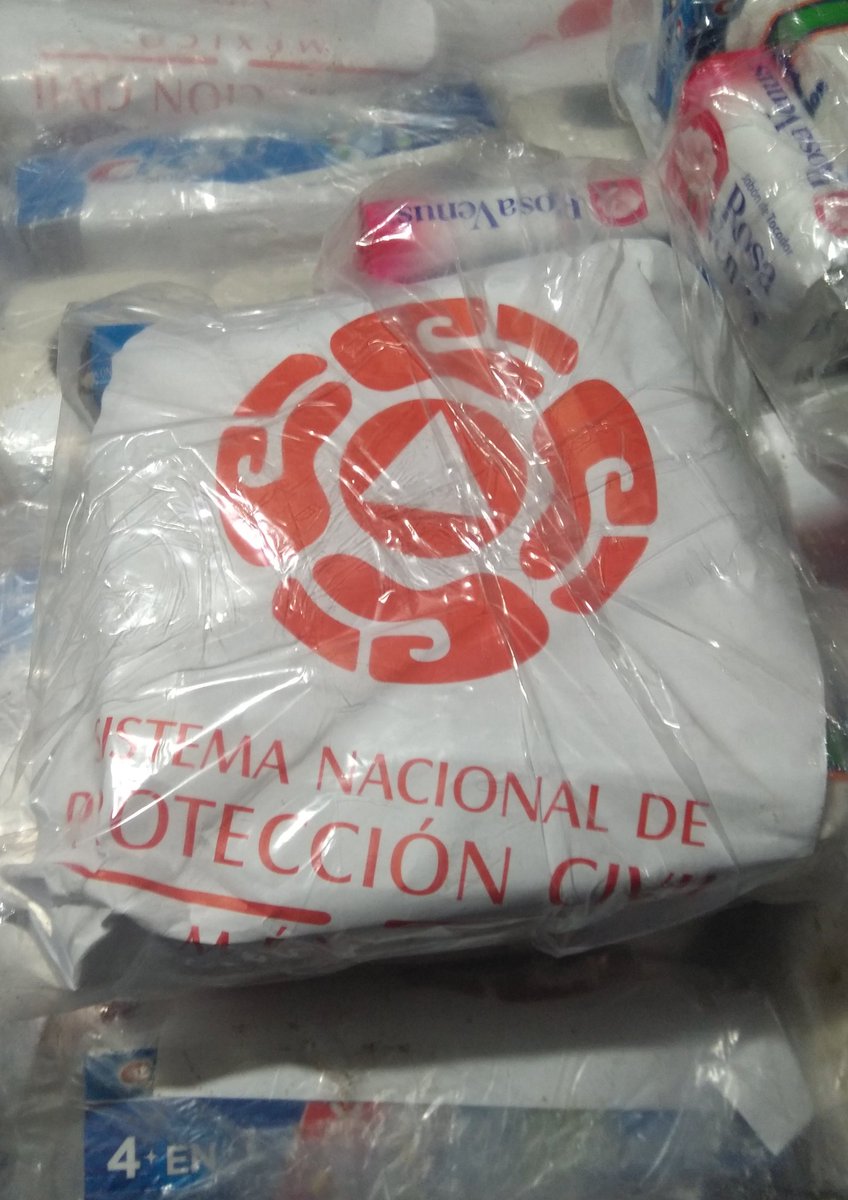 Dorian3scobar's tweet photo. Es triste saber q hay materiales q no llegó a los damnificados y ahora los regalan en su campaña los del #PRI, para #Disputados, #Senadores, federales y locales
#Elecciones2018 #ProteccionCivil, como compra de votos. #Oaxaca
#Noticias https://t.co/8CsrL8LlGj