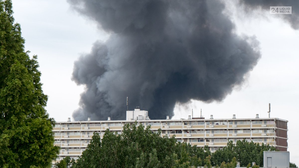 Zeer grote brand Vlambloem Rotterdam #rotterdam #vlambloem #brand bekijk hier enkele foto's facebook.com/pg/24liquidmed…