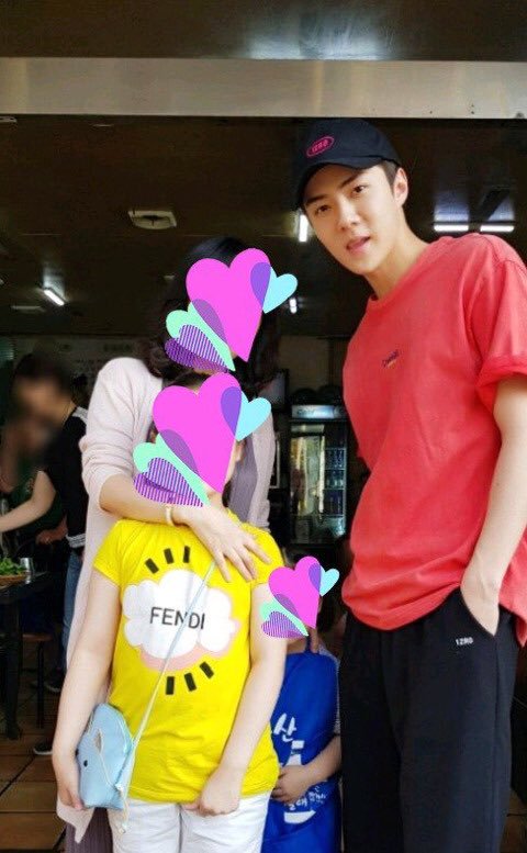 minyeooool's tweet photo. ยอมใจเซฮุน คนถ่ายเหมือนจะไม่รู้จักเอ็กโซไม่รู้จักเซฮุน แต่เซฮุนถามว่าถ่ายรูปด้วยกันก่อนมั้ยครับ เดี๋ยวค่อยเสิร์จหาทีหลัง  โอ้ย5555555555555555555555 https://t.co/lG3SlKqfDA