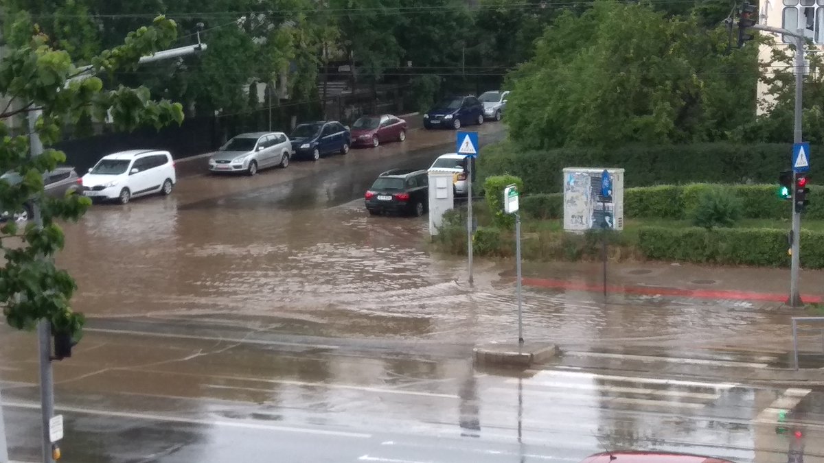 cipoc's tweet photo. 14 lucruri despre ploile din Iasi https://t.co/ietcHpG5zO https://t.co/YzX3olDH50