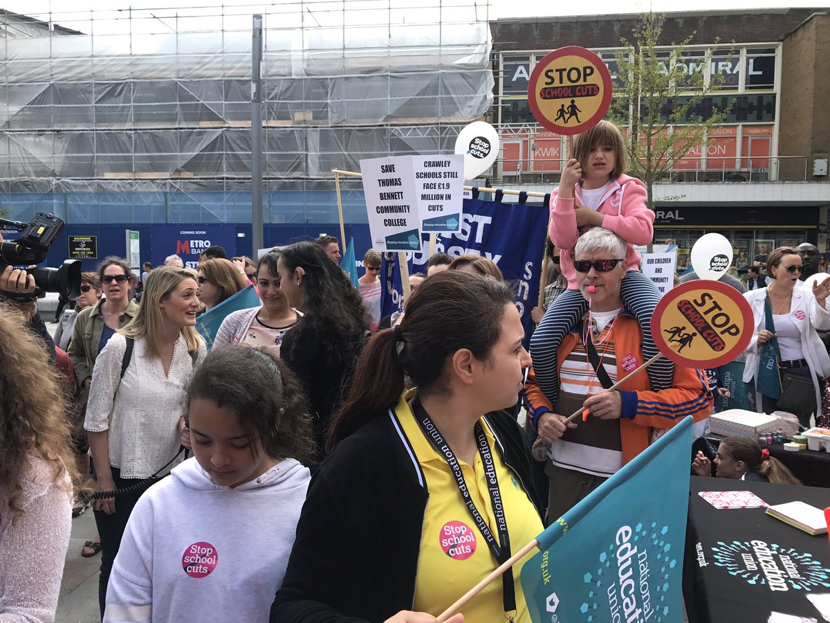 JamesTomEllis's tweet photo. Hundreds gather to Save Thomas Bennett in Queens Square, Crawley after marching against #SchoolCuts #SaveTBCC @NEUnion https://t.co/ocSrF97zRx