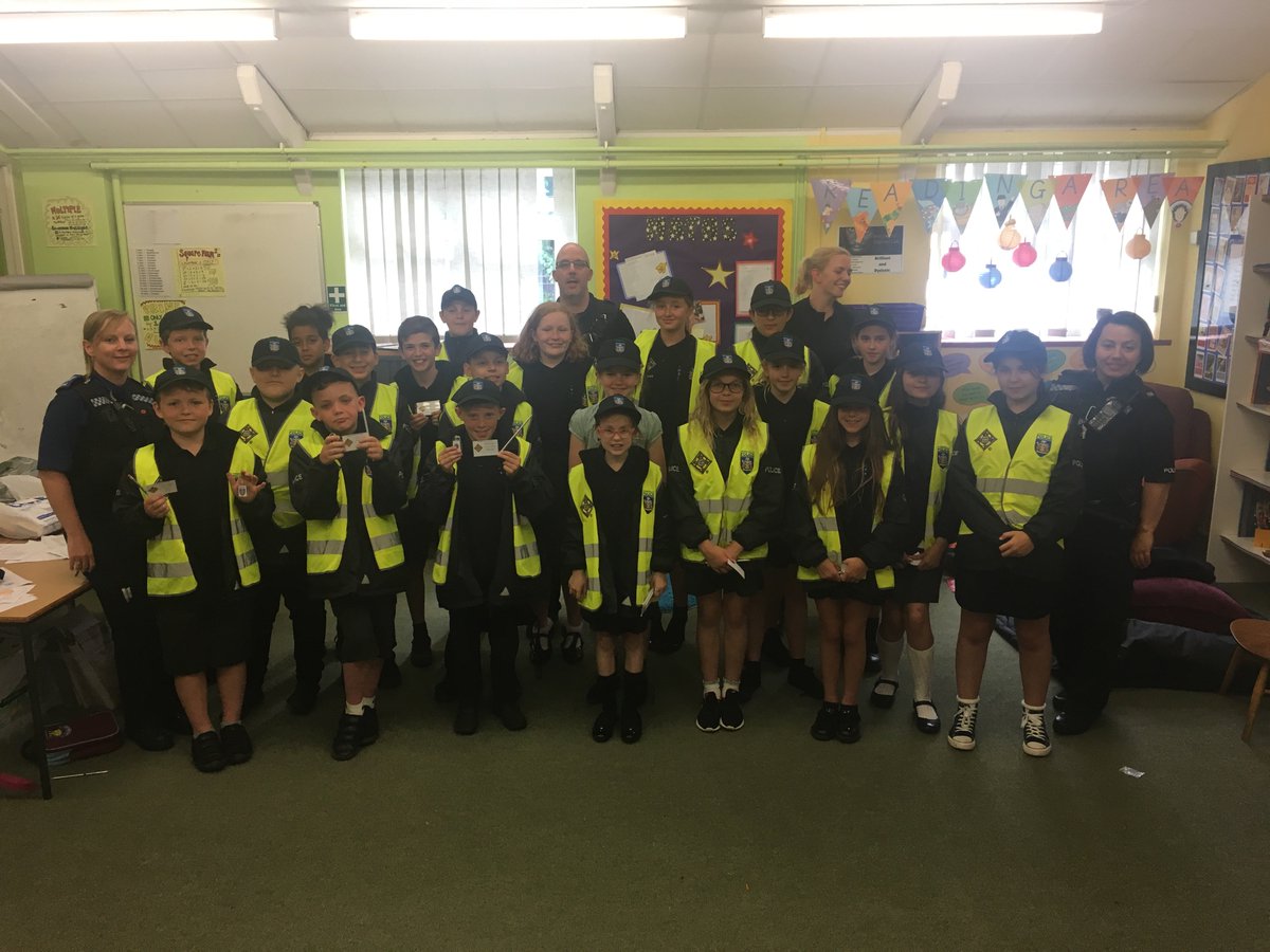 TVP_MiniPolice's tweet photo. Park Lane school Mini-Police spent an afternoon last week learning about criminal investigations! A great afternoon organised by officers from a number of different NHPT teams. Next stop: the NIE! @MinipoliceR @ThamesVP https://t.co/IYhO4GZZhW