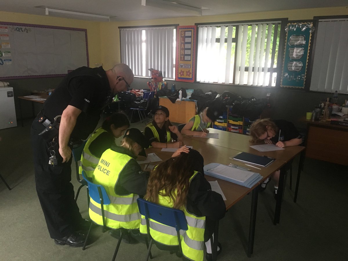 TVP_MiniPolice's tweet photo. Park Lane school Mini-Police spent an afternoon last week learning about criminal investigations! A great afternoon organised by officers from a number of different NHPT teams. Next stop: the NIE! @MinipoliceR @ThamesVP https://t.co/IYhO4GZZhW