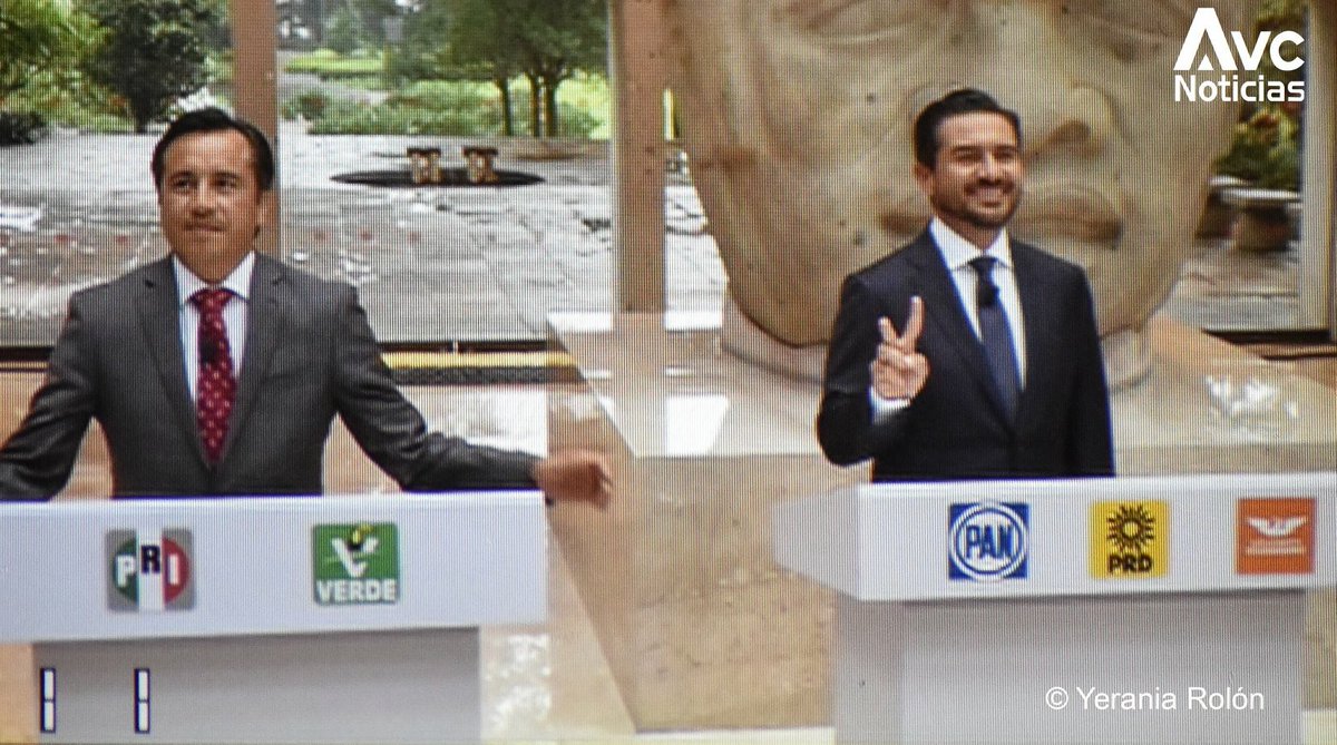 AvcNoticias1's tweet photo. #DebateOPLE #Elecciones2018 😳 Lo chusco fue cuando el candidato de #Morena @CuitlahuacGJ se equivocó de podiam, fue a dar al #PRI #Veracruz @Yerania_R https://t.co/716SsRaGzI