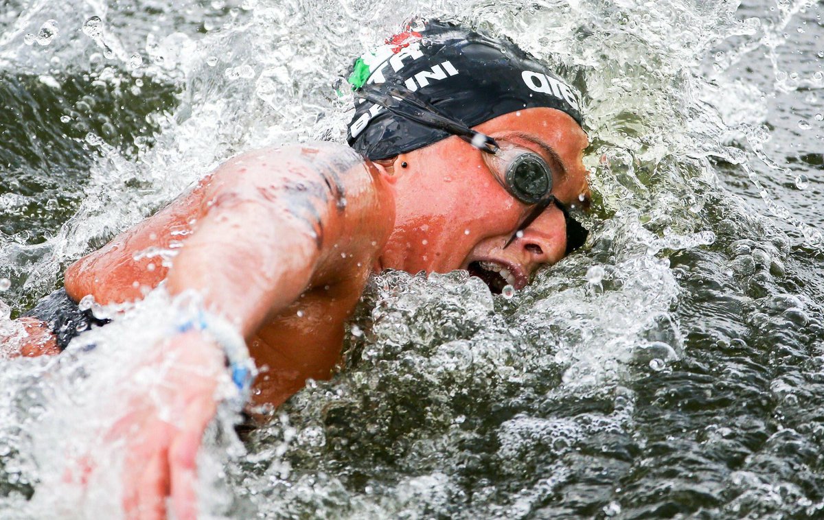 ItaliaTeam_it's tweet photo. BENTORNATA SUL PODIO! 🥉

Nella 10 km delle World Series @bruni_rachele è terza a Balatonfüred! 🏊‍♀️

RT e un bel tuffo in acqua! 😎

#ItaliaTeam #HOSA @FINOfficial_ https://t.co/Gxfv1XjeYQ
