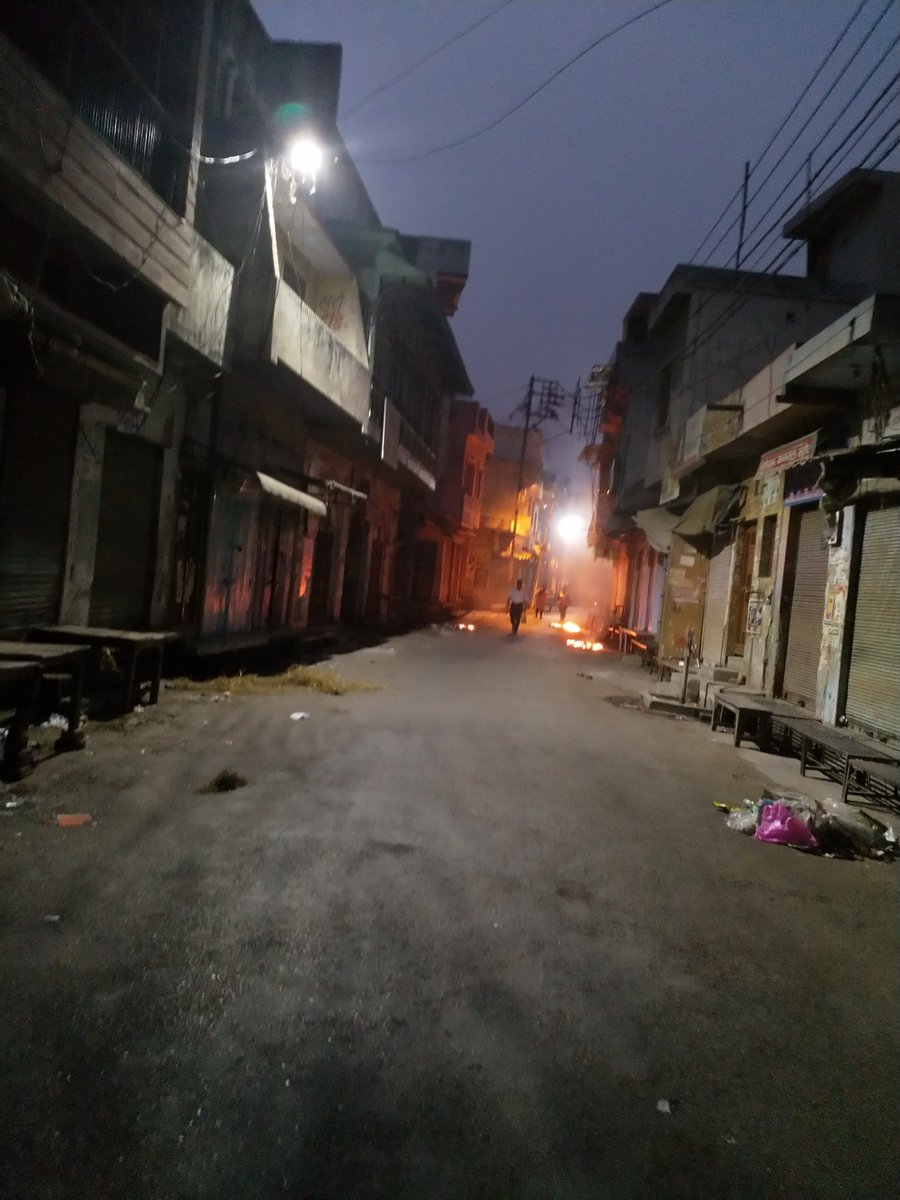yashpal_india's tweet image. No, no, these are not burning cars,but plastic garbage put on fire at various places  today at 5 AM in the NCR satellite town-Pilkhuwa(Hapur).
@DMHapur @UPPCBLKO #cpcb #polutioncontrolboard @SwachhBharatGov
@CMOfficeUP @airqualityindia  #LetMeBreathe  @CleanIndiaWatch