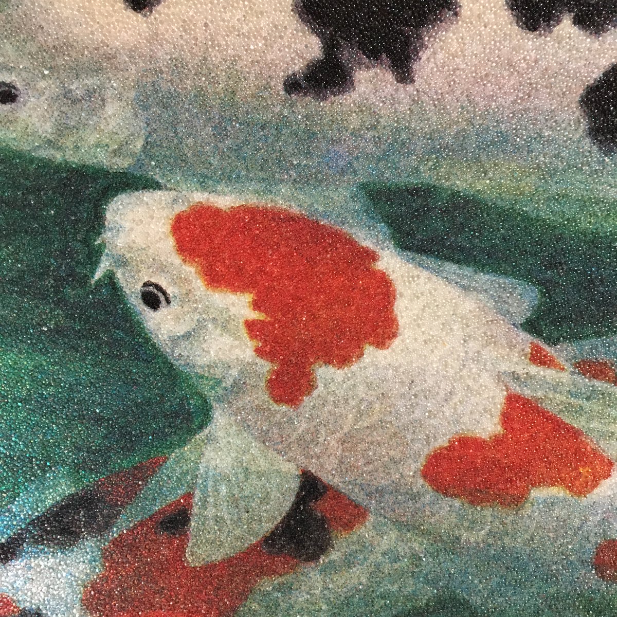 東洋九十九ベィホテル どこかの客室に飾られている こちらの名画 目にも涼しげ 鯉が描かれています ちょっとジャリジャリした 砂絵のような質感 キラキラして綺麗です T Co Cvmoqzvsjp Twitter