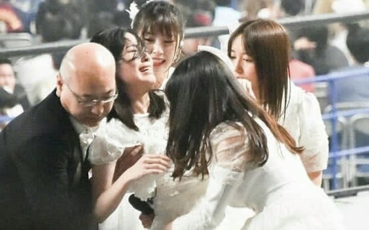 ZELINEHEART's tweet photo. Jurina #프로듀스48 #PRODUCE48 fainted during her solo performance of Chance No Junban on today’s AKB48 53rd General Election Concert. She cried and back to perform again even though she couldn’t finish it in the end. Jurina, get some rest, it’s ok! You did your best!!! 😭✨❤️ https://t.co/VCWjSTS09Q