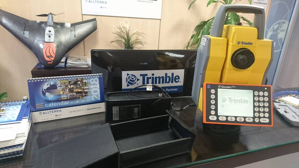azazof's tweet photo. Increíble primer colector #TopografiaIntegrada @Geodimeter #Geodat con #Windows95 en pleno funcionamiento, 26 años #Innovacion colectores de datos @TrimbleNews @AllTerraIberica #TechnologyThatTransforms https://t.co/KXVCXixBqR