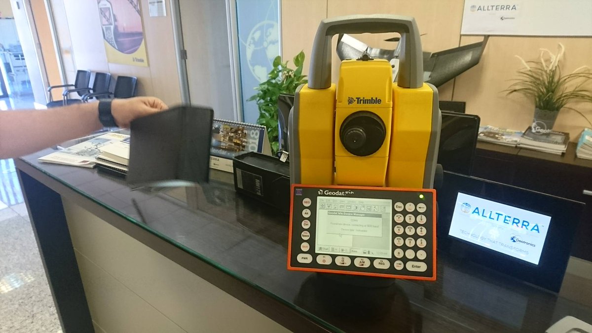 azazof's tweet photo. Increíble primer colector #TopografiaIntegrada @Geodimeter #Geodat con #Windows95 en pleno funcionamiento, 26 años #Innovacion colectores de datos @TrimbleNews @AllTerraIberica #TechnologyThatTransforms https://t.co/KXVCXixBqR