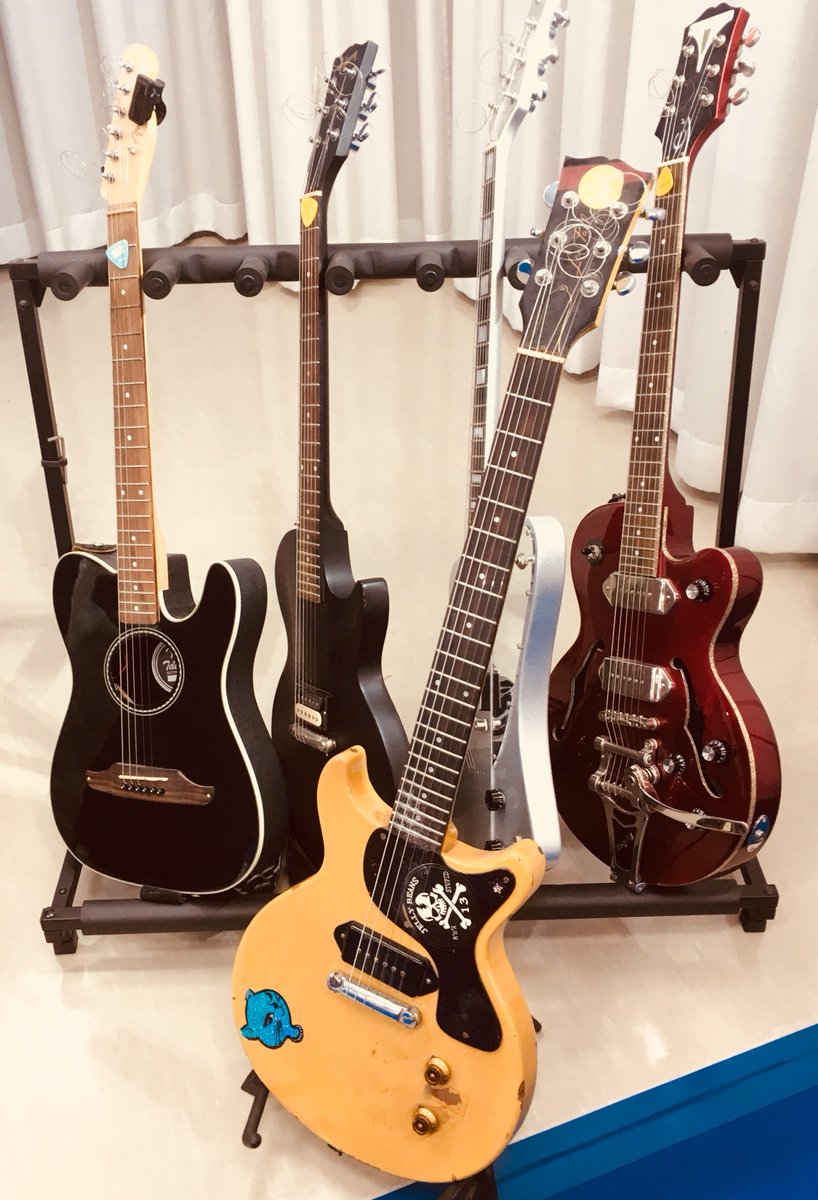 paddyphield's tweet photo. 今日はCuddly ToyZのギタリスト a.t.s.u.s.h.i. の葬儀でした。

会場には愛用のギターが飾られ、「Teenage Kicks」や「I Feel Alright」が流れる中、たくさんの人に見送られて、彼は天国へのソロ・ツアーに出発しました。

向こうでも、パンクなギターサウンドを響かせていることでしょう⚡️⚡️⚡️ https://t.co/xBA8zAk4Mt