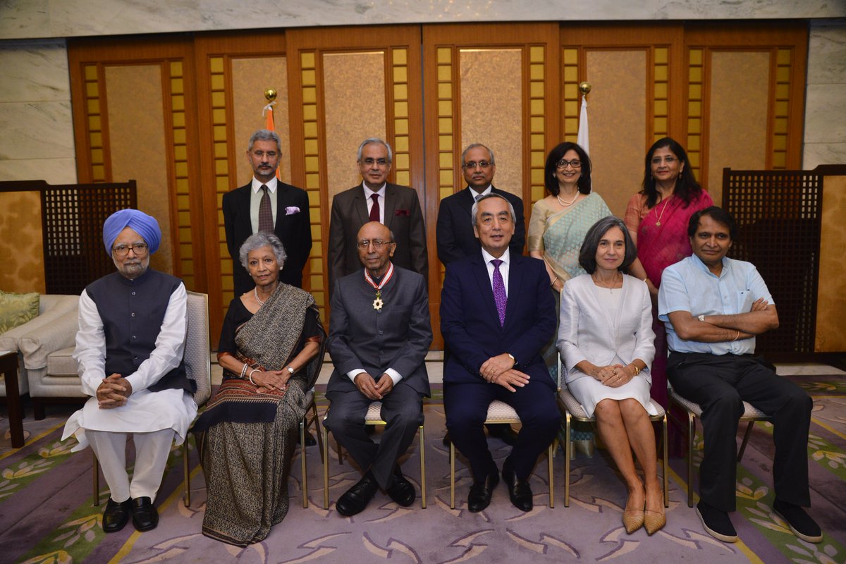tarundas1939's tweet photo. Hon'ble Dr Manmohan Singh, @sureshpprabhu , @RajivKumar1 and Dr Jaishankar graced the occasion at the conferment of the Order of Rising Sun at the Embassy of Japan. https://t.co/JCdxxzn4ym