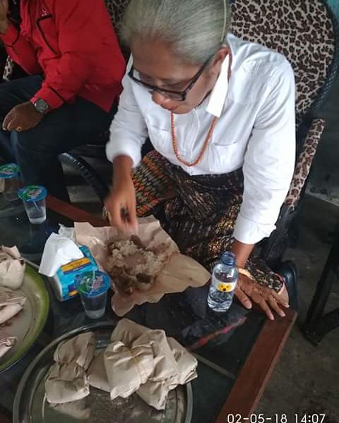 Willy_Royan's tweet photo. Ir. Emelia Julia Nomleni, total kekayaan hanya 400 juta setelah 10 thn menjadi anggota DPRD Prop NTT dan menjadi direktur perusahaan di NTT. Dipercayakan partainya PDI Perjuangan mendampingi Marianus Sae utk pilgub NTT 2018. SALUT UTK MAMA EMI #Marhaen #2Jari #Metal https://t.co/9Y5p1XKbUg