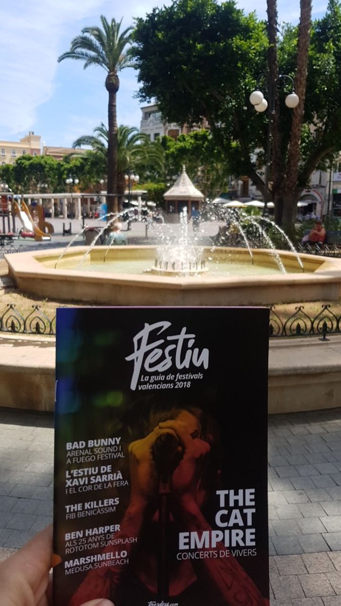 revistatresdeu's tweet photo. Si vius a Alzira ja pots buscar el teu exemplar del Festiu. ✌️ Fes-te una foto amb ell quan l'aconseguisques 🤳 i etiqueta'ns amb el hashtag #Festiu18 A per ell! #Tresdeu #GuiaFestivals #Alzira https://t.co/7jZgtDeaj6