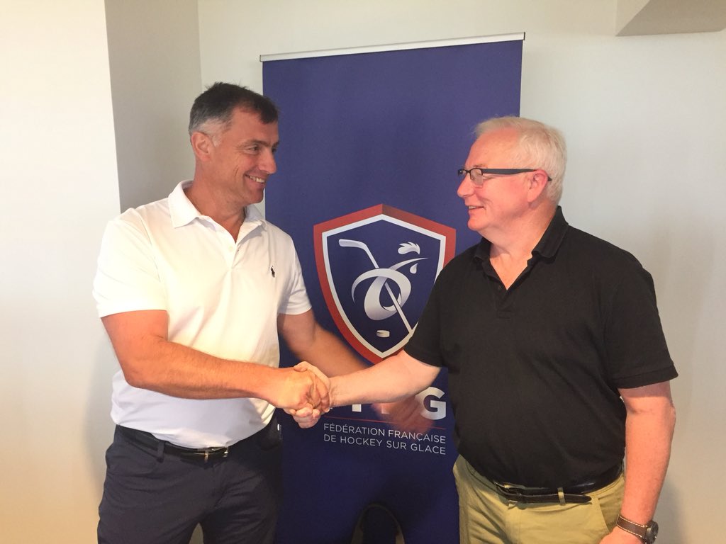 Hockey_FRA's tweet photo. 🤝 Passage de témoin entre Dave Henderson et Philippe Bozon 🔵⚪️🔴 #HockeyFrance #FFHG #AG2018 #WeCanBeHeroes https://t.co/BN4wBNtPbK