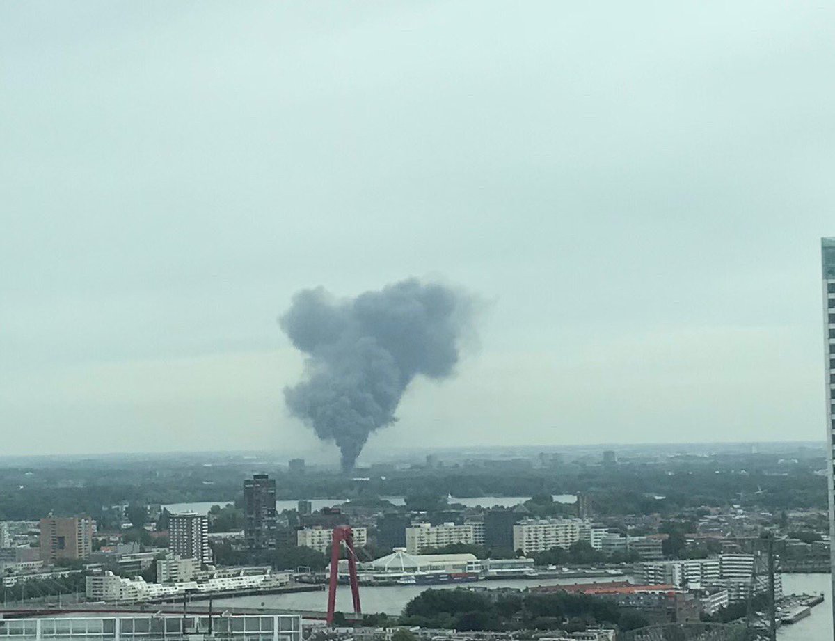 Stephanie_____'s tweet photo. Heftige #brand in #rotterdam in oostelijke richting. Wie weet meer? #brandrotterdam https://t.co/PdLrbBPXu7