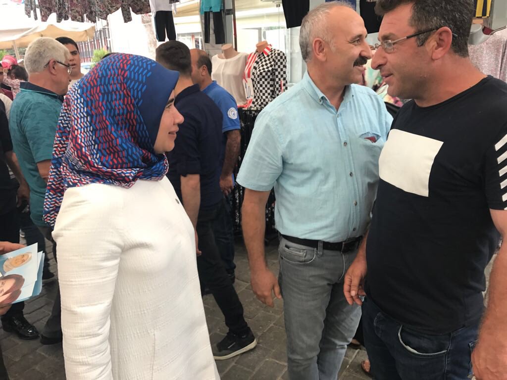 Yenipazar ilçe teşkilatımızda bayramlaştıktan sonra, gencer alanında hemşehrilerimizle buluştuk. (Gencer: İnsanların bayramlıklarıyla katıldığı, bayramı daha keyifli hale getirmeyi amaçlayan yöremize özgü bayrama has pazar-panayır)