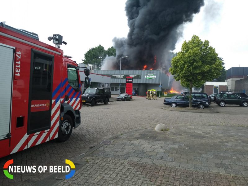 Fotograaf (Hiëronymus): RT nieuwsopbeeld: Grote brand na explosie Vlambloem Rotterdam - nieuwsopbeeld.nl/2018/06/16/gro…
